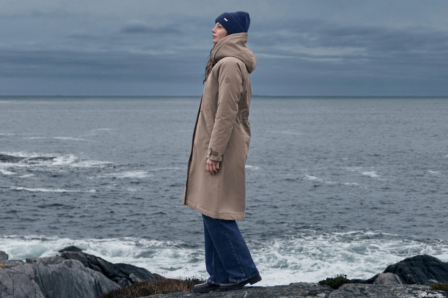 Show readers the breadth of the German-language storefront's jacket and trouser categories at the start of the review